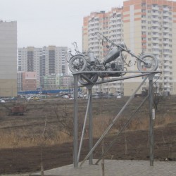 Памятник байкерам "Навстречу ветру"